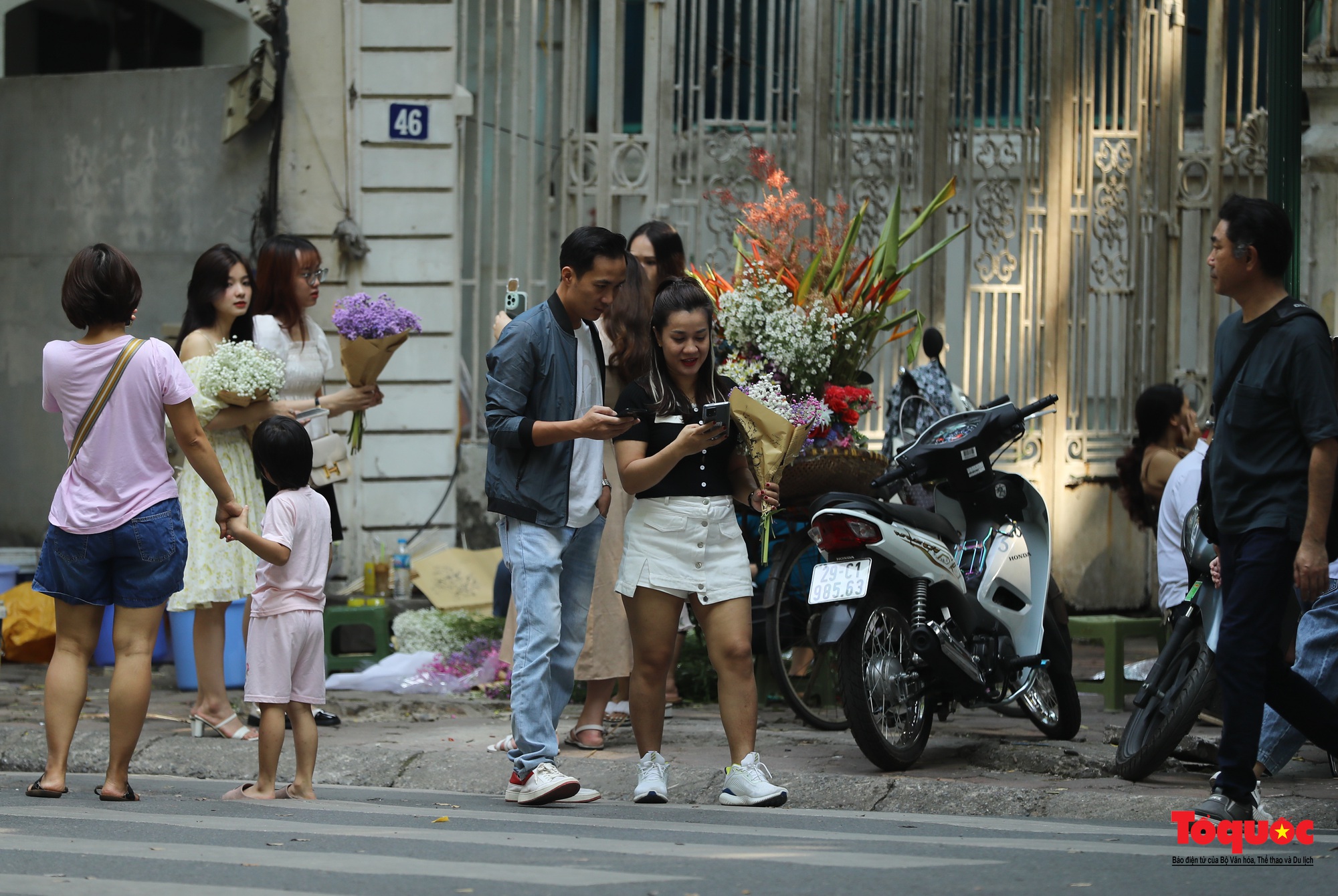 Hàng trăm người đổ về phố Phan Đình Phùng ''săn nắng'' mùa thu Hà Nội - Ảnh 11.