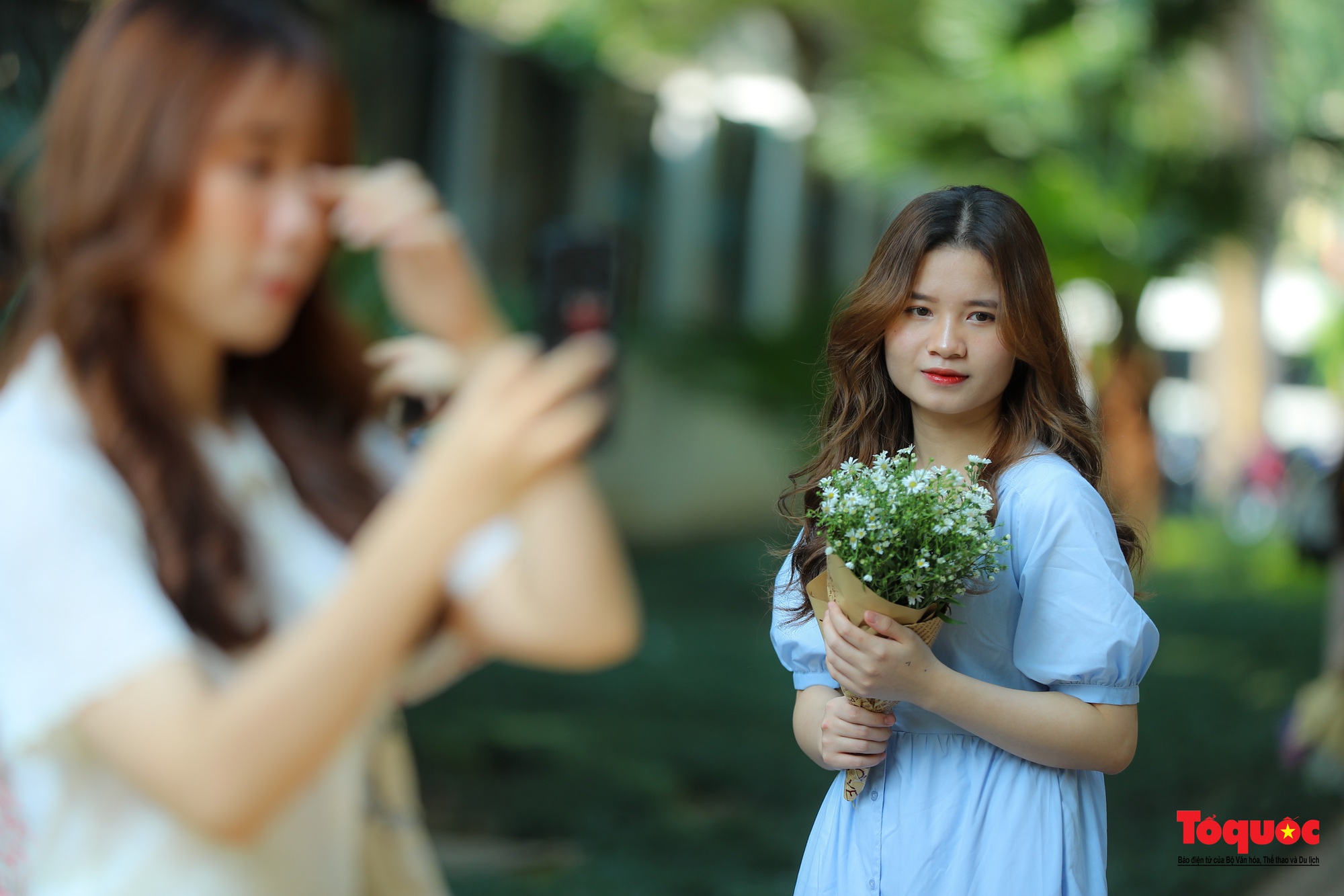 Hàng trăm người đổ về phố Phan Đình Phùng ''săn nắng'' mùa thu Hà Nội - Ảnh 16.