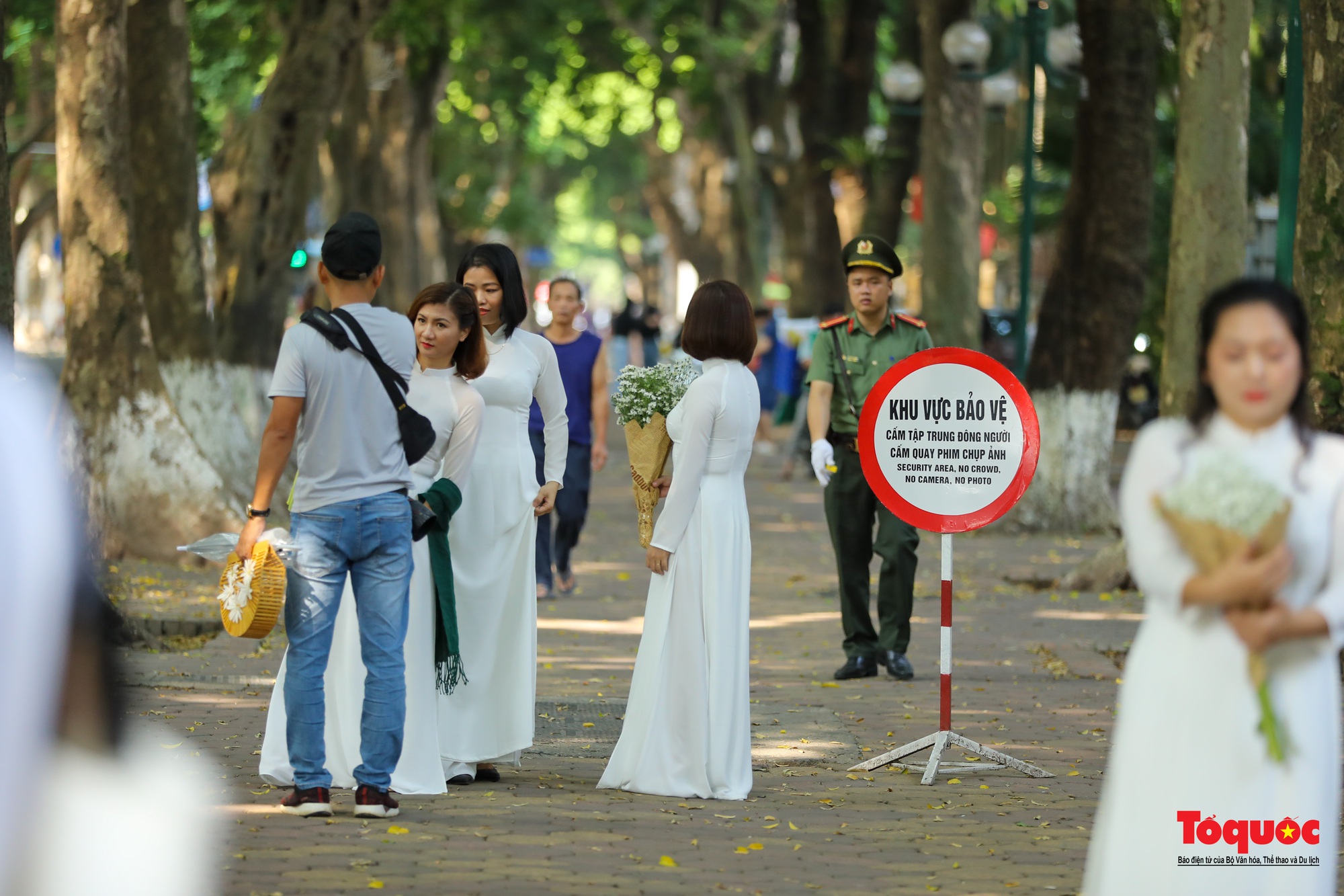 Hàng trăm người đổ về phố Phan Đình Phùng ''săn nắng'' mùa thu Hà Nội - Ảnh 5.