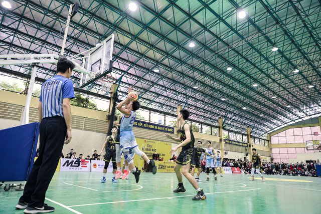 Chùm ảnh: Rủ nhau đi xem bóng rổ ở Giải bóng rổ SV Toàn quốc, có gì hay mà các fan đến nghẹt sân? - Ảnh 7.