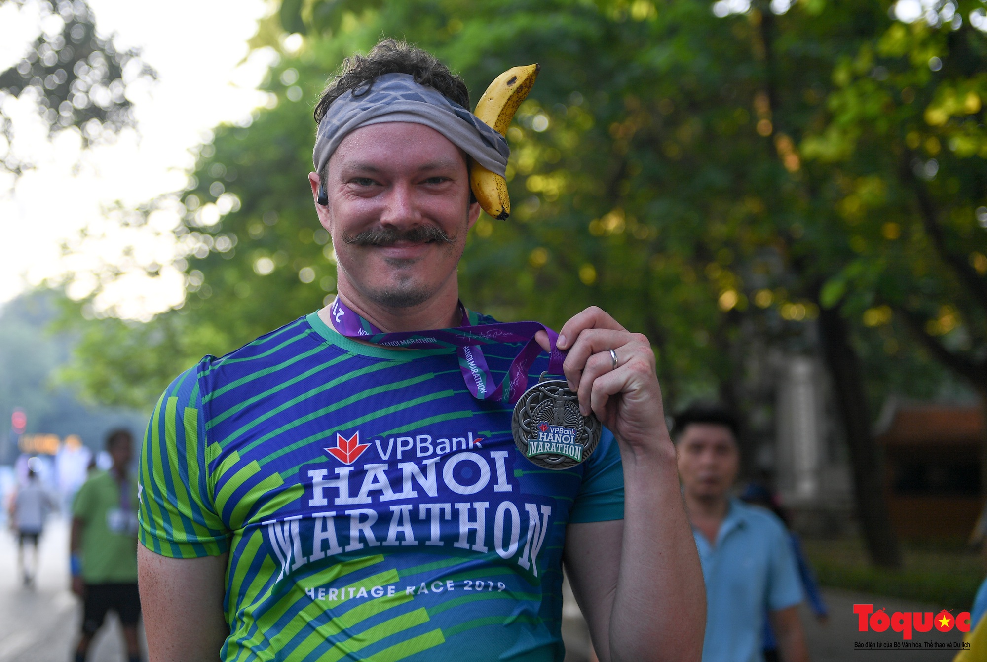 Hàng ngàn VĐV tham dự giải Marathon trong nắng mùa Thu Hà Nội - Ảnh 36.