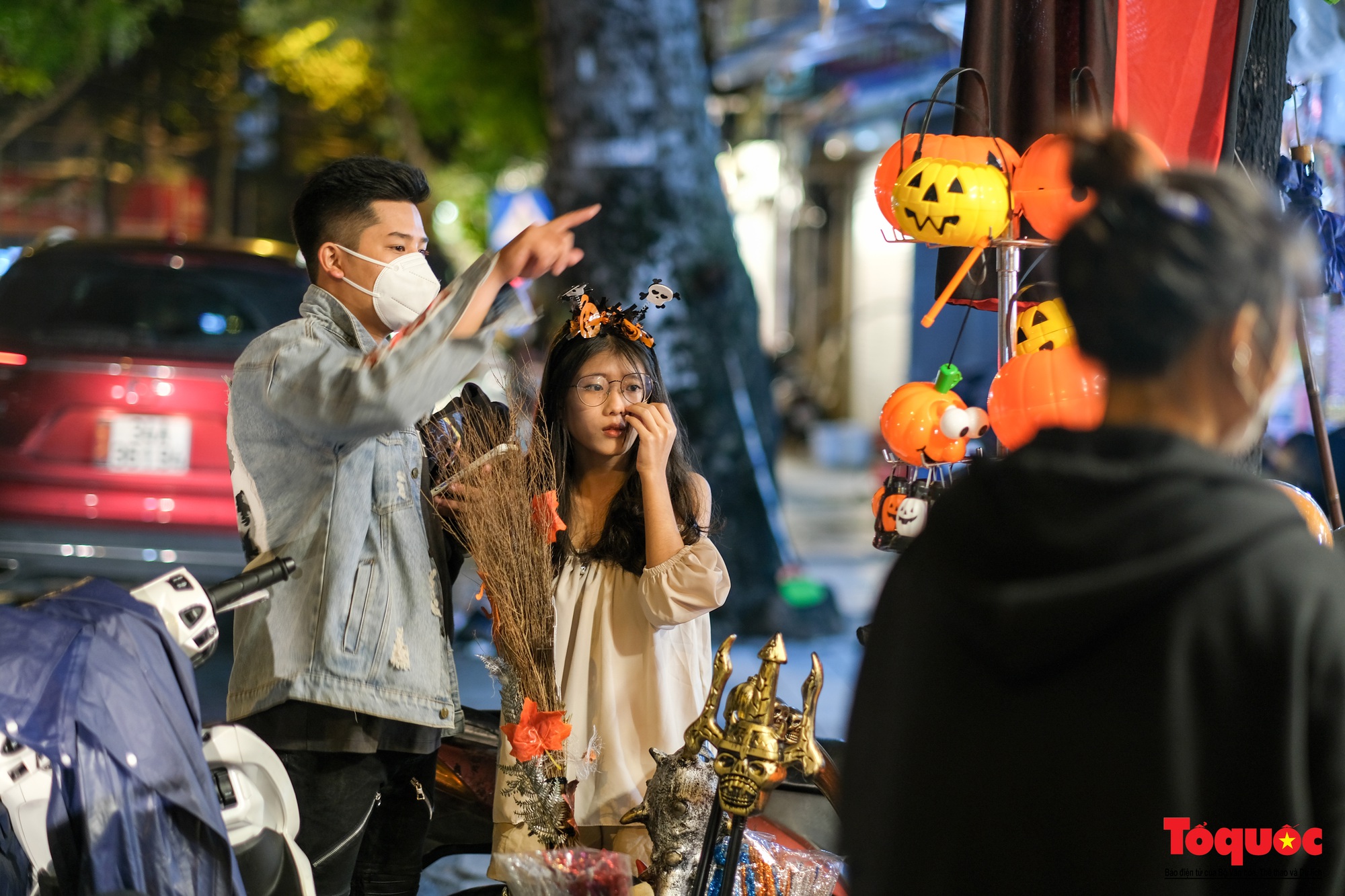 Phố Hàng Mã tràn ngập đồ hóa trang kinh dị dịp Halloween - Ảnh 16.