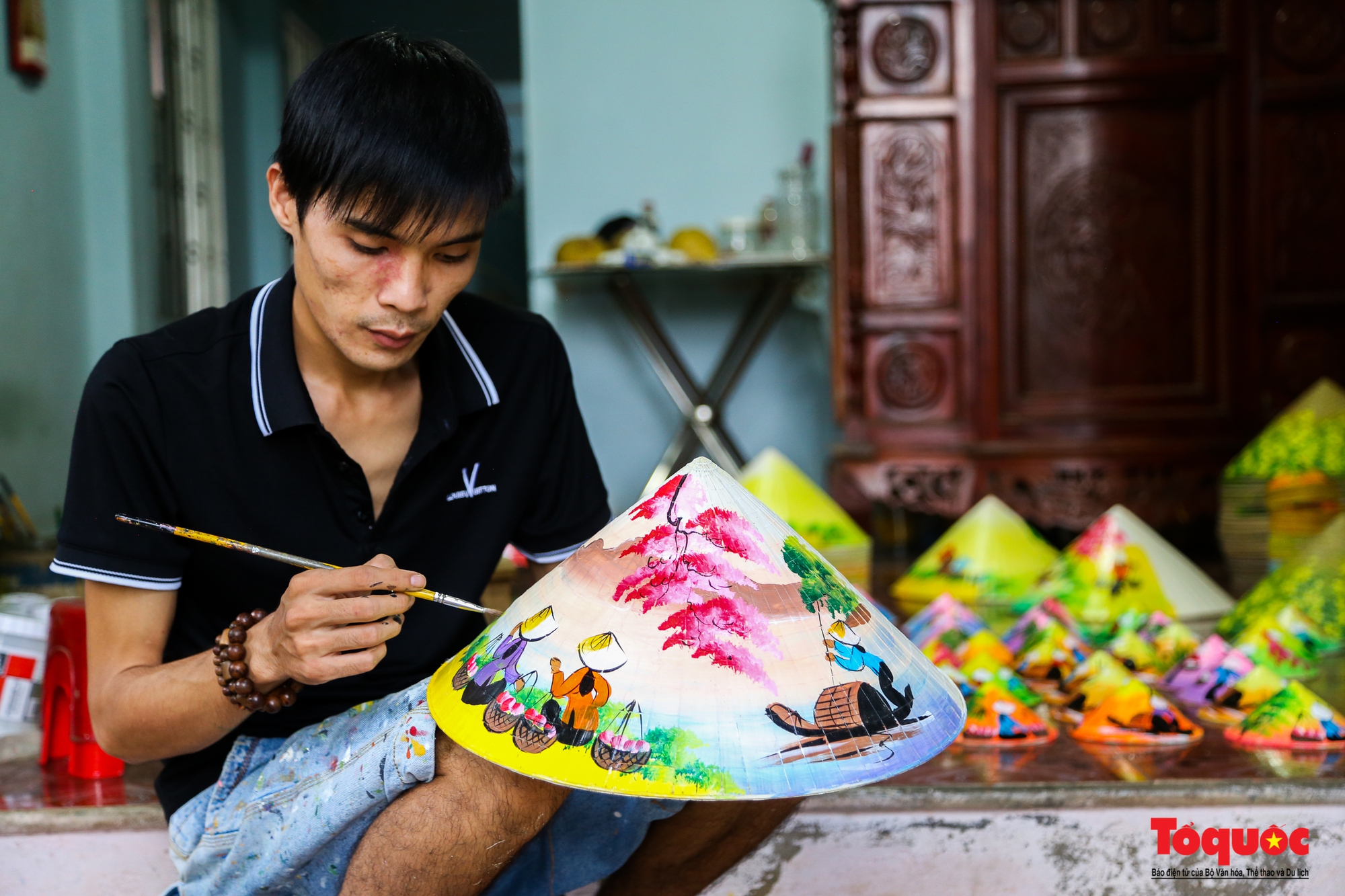 Chàng trai xứ Huế vẽ quê hương lên nón lá để quảng bá đến du khách - Ảnh 11.