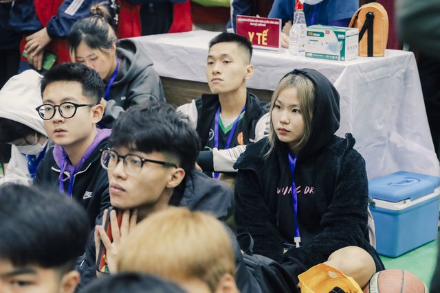 Chùm ảnh: Rủ nhau đi xem bóng rổ ở Giải bóng rổ SV Toàn quốc, có gì hay mà các fan đến nghẹt sân? - Ảnh 12.