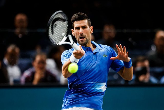 Djokovic thắng trận thứ 11 liên tiếp, vào tứ kết Paris Masters - Ảnh 2. Djokovic thắng trận thứ 11 liên tiếp, vào tứ kết Paris Masters - Ảnh 2.