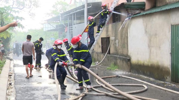 Quảng Bình: Cháy tiệm tạp hóa lúc rạng sáng, vợ chồng chủ tiệm kịp thoát ra ngoài