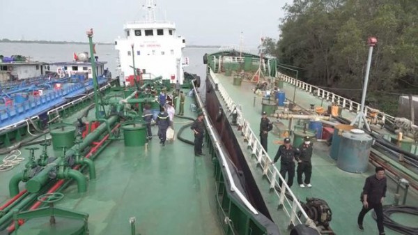 Đường dây buôn lậu 200 triệu lít xăng dầu: Tháng nào cũng phải chi phí ‘bôi trơn’
