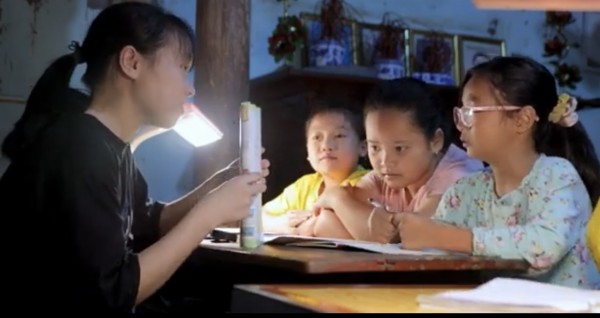 Cô học trò mồ côi mở lớp học miễn phí cho trẻ em khó khăn