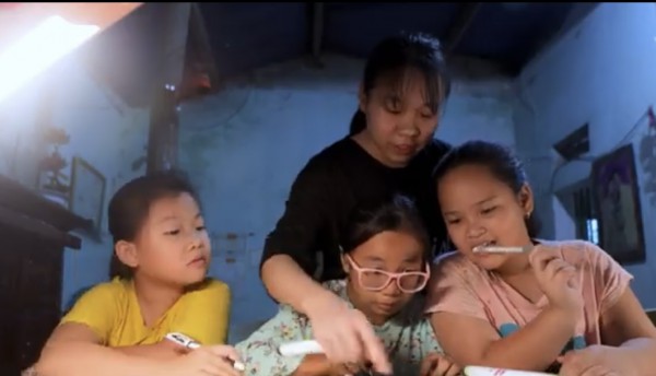 Cô học trò mồ côi mở lớp học miễn phí cho trẻ em khó khăn