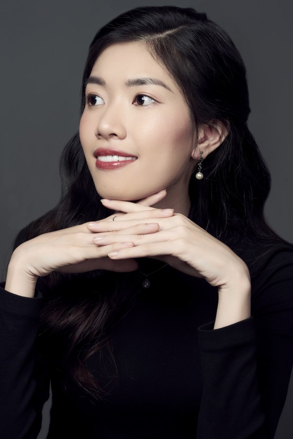 Nữ giảng viên xinh đẹp, dẫn chương trình tiếng Anh như gió