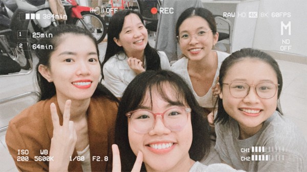 Nữ giảng viên xinh đẹp, dẫn chương trình tiếng Anh như gió