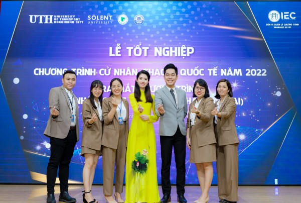 Nữ giảng viên xinh đẹp, dẫn chương trình tiếng Anh như gió