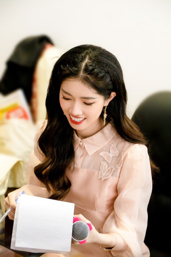 Nữ giảng viên xinh đẹp, dẫn chương trình tiếng Anh như gió