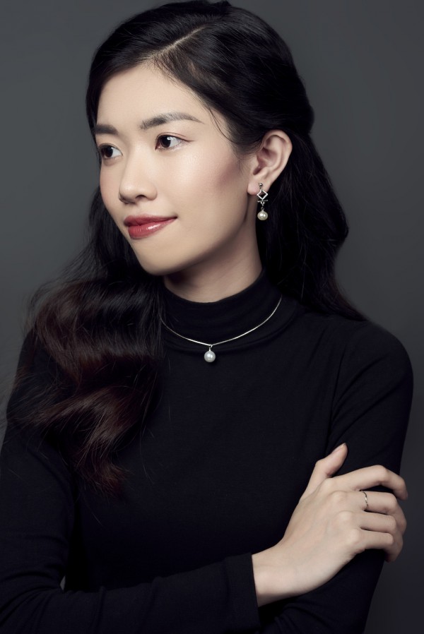 Nữ giảng viên xinh đẹp, dẫn chương trình tiếng Anh như gió