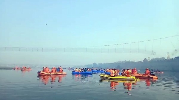 Nạn nhân sống sót kể lại khoảnh khắc kinh hoàng vụ sập cầu treo ở Ấn Độ