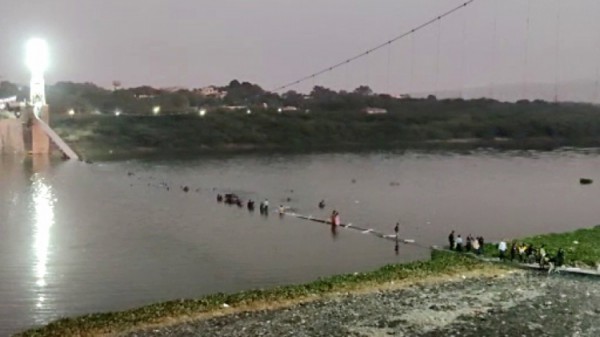 Nạn nhân sống sót kể lại khoảnh khắc kinh hoàng vụ sập cầu treo ở Ấn Độ