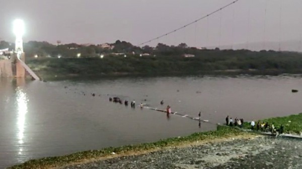 Nạn nhân sống sót kể lại khoảnh khắc kinh hoàng vụ sập cầu treo ở Ấn Độ