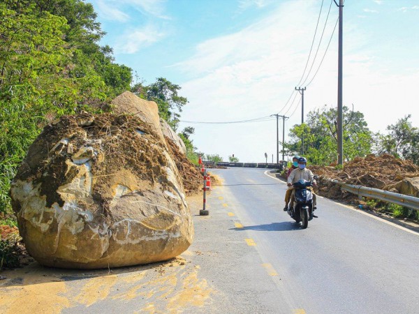 Cận cảnh sạt lở trên cung đường đẹp nhất thế giới - đèo Hải Vân