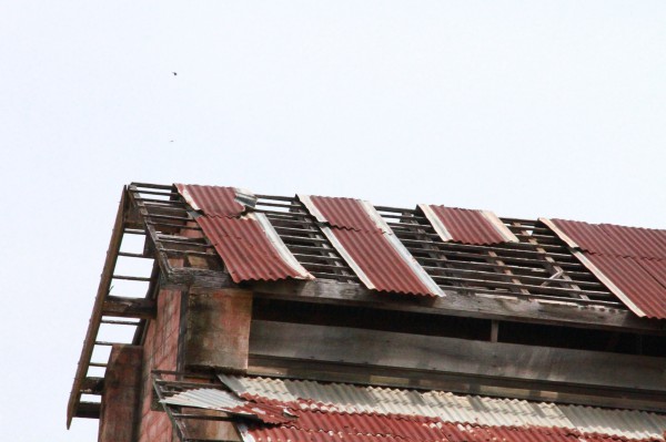 Bất an ngồi học trong ngôi trường rung lắc khi có gió lớn Bất an ngồi học trong ngôi trường rung lắc khi có gió lớn