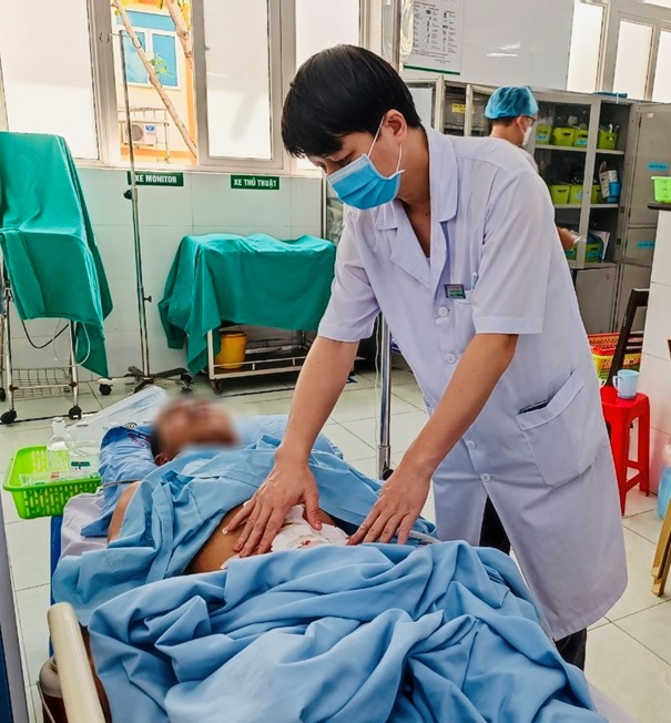 Phẫu thuật cấp cứu thành công cho bệnh nhân bị lưỡi cưa văng vào bụng