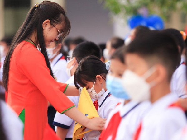 Gọi tên học sinh chưa đóng bảo hiểm: Bêu tên trò trước tập thể rất tàn nhẫn!