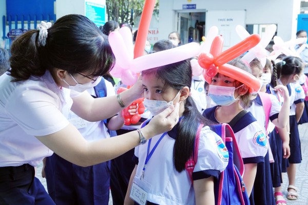 Gọi tên học sinh chưa đóng bảo hiểm: Bêu tên trò trước tập thể rất tàn nhẫn!