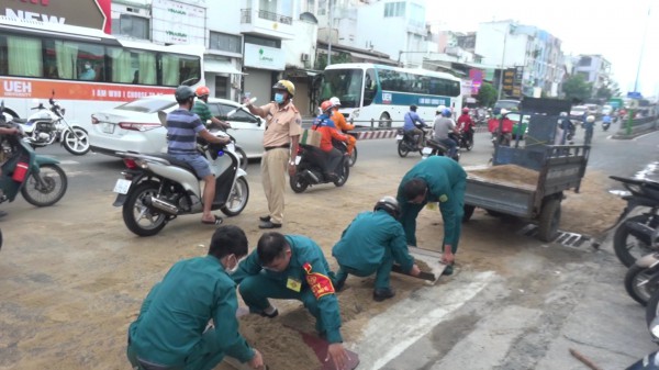 TP.HCM: Dầu nhớt đổ ra đường, nhiều người đi xe máy té ngã