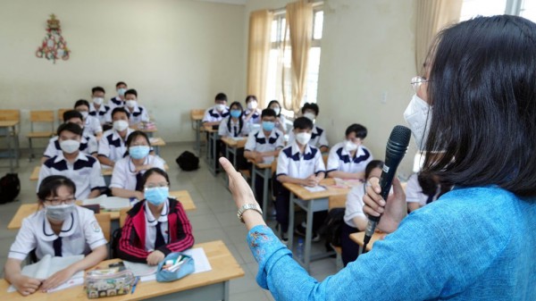 Vì sao nhà trường phải đi thu tiền bảo hiểm y tế học sinh?