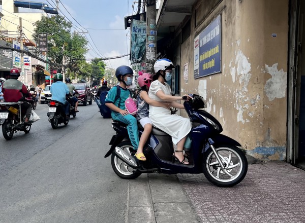 Sáng nay, học sinh TP.HCM vào học theo khung giờ mới