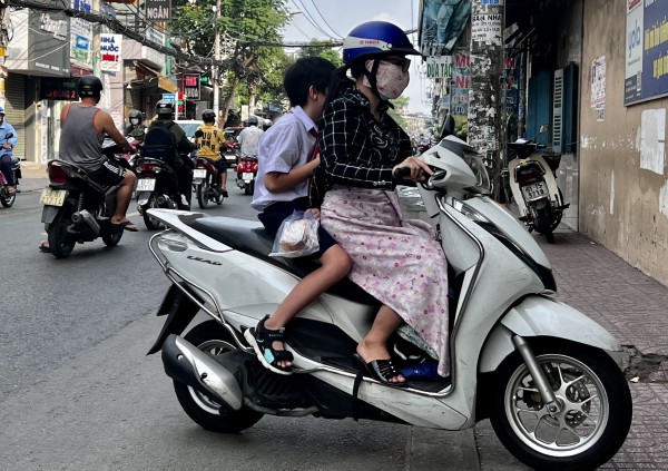 Sáng nay, học sinh TP.HCM vào học theo khung giờ mới