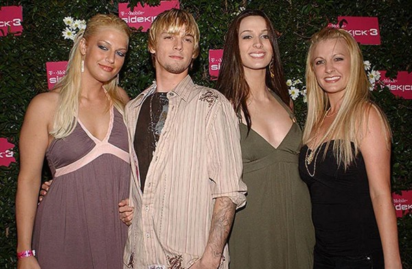 Aaron Carter đối mặt với rất nhiều chấn thương từ sau cái chết của cha và chị gái