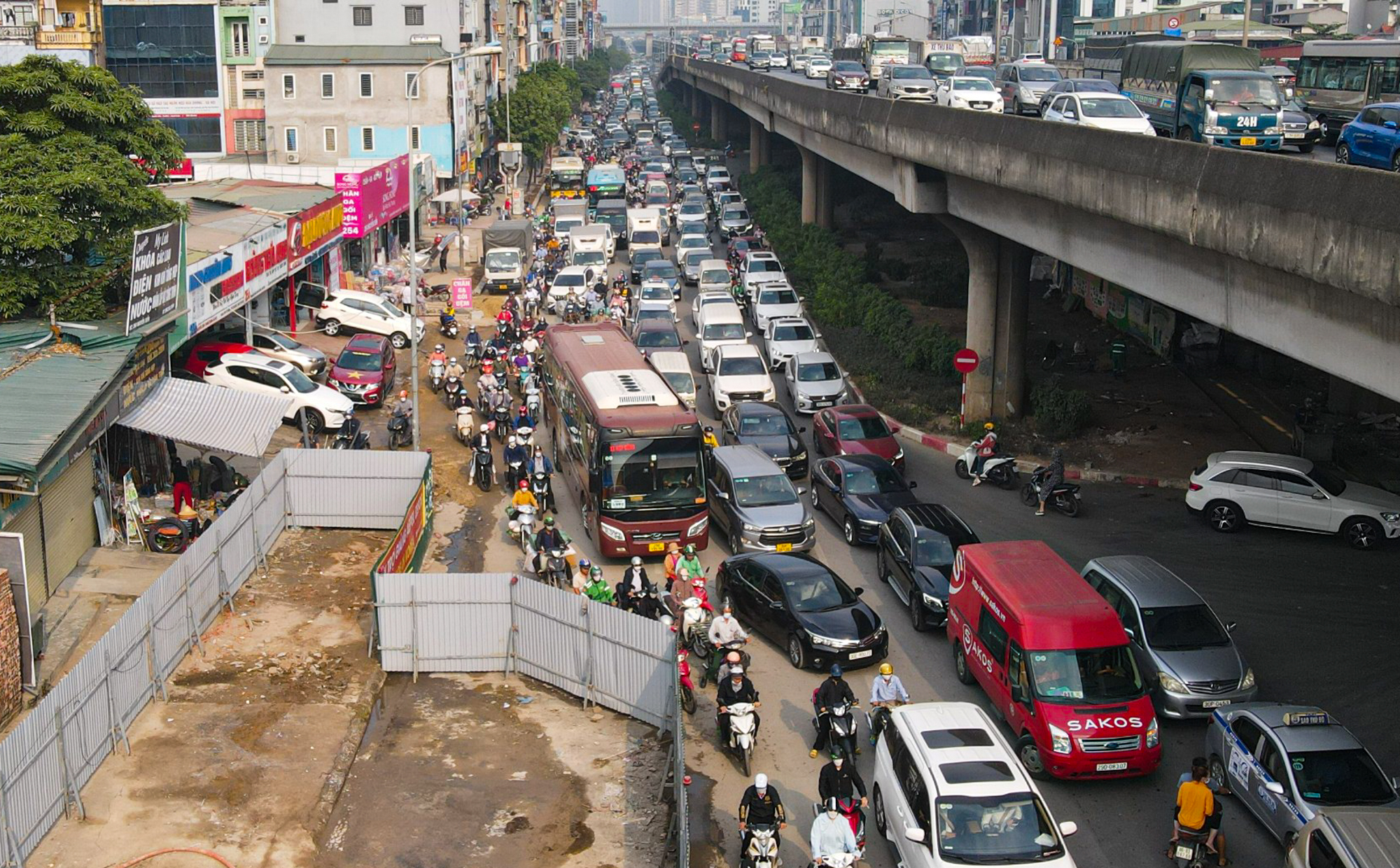 Ảnh: &quot;Lô cốt&quot; bủa vây đường Nguyễn Xiển, người dân chật vật vượt ùn tắc - Ảnh 3.