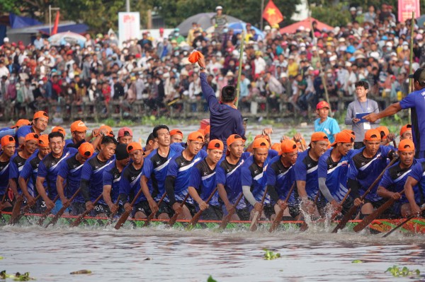 Tưng bừng lễ hội đua ghe ngo lớn nhất miền Tây Tưng bừng lễ hội đua ghe ngo lớn nhất miền Tây
