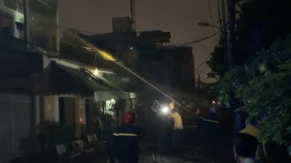 TP.HCM: Cháy nhà dân ở Q.8, nhiều tài sản bị thiêu rụi