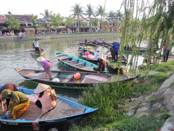 Chiều trôi trên Hội Phố