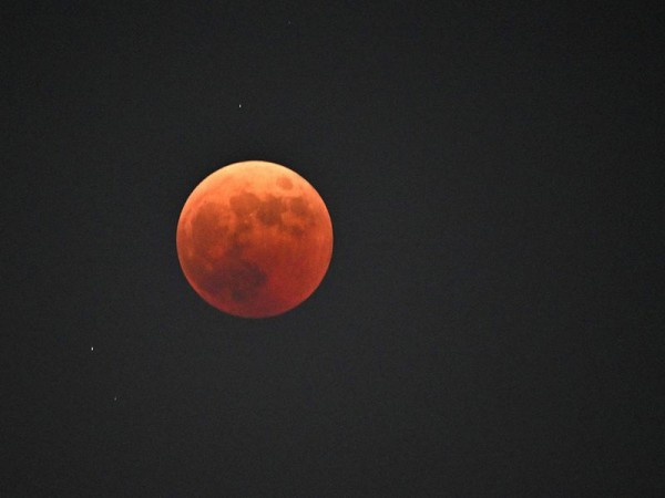 Chiêm ngưỡng nguyệt thực toàn phần cuối cùng của năm 2022 trên thế giới