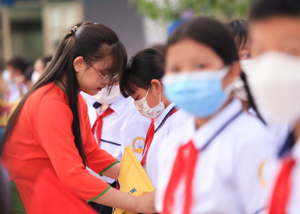 Bêu tên học sinh hay cầm dao xông vào trường học đều có thể bị phạt tiền Bêu tên học sinh hay cầm dao xông vào trường học đều có thể bị phạt tiền