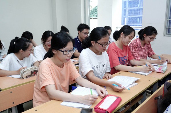 Vì sao nhiều sinh viên sư phạm vẫn phải đóng học phí?