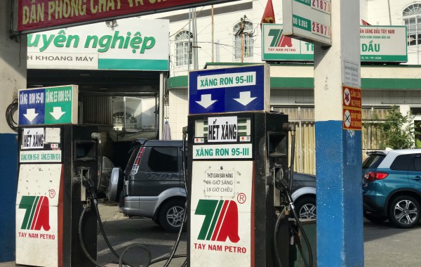 Trước giờ điều chỉnh giá, TP.HCM tái diễn cảnh xếp hàng chờ mua xăng từ sớm