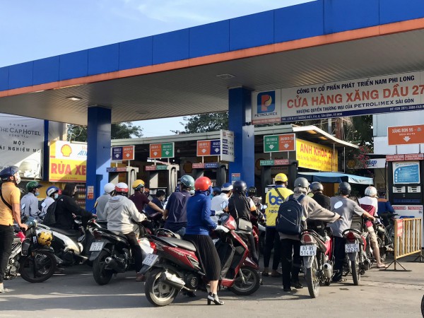 Trước giờ điều chỉnh giá, TP.HCM tái diễn cảnh xếp hàng chờ mua xăng từ sớm