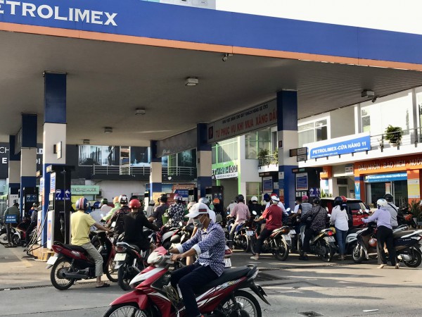 Trước giờ điều chỉnh giá, TP.HCM tái diễn cảnh xếp hàng chờ mua xăng từ sớm