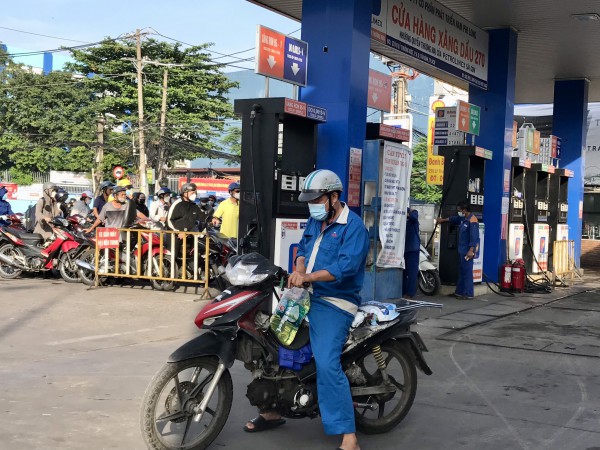 Trước giờ điều chỉnh giá, TP.HCM tái diễn cảnh xếp hàng chờ mua xăng từ sớm