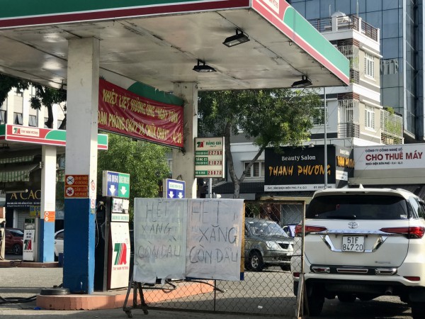 Trước giờ điều chỉnh giá, TP.HCM tái diễn cảnh xếp hàng chờ mua xăng từ sớm