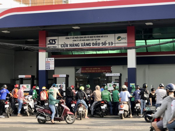 Trước giờ điều chỉnh giá, TP.HCM tái diễn cảnh xếp hàng chờ mua xăng từ sớm