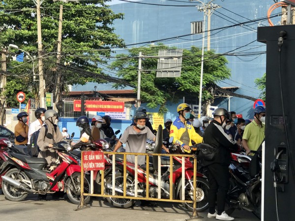 Trước giờ điều chỉnh giá, TP.HCM tái diễn cảnh xếp hàng chờ mua xăng từ sớm