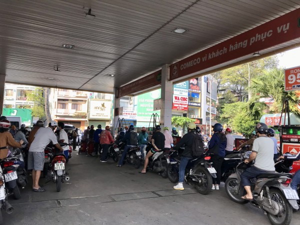 Trước giờ điều chỉnh giá, TP.HCM tái diễn cảnh xếp hàng chờ mua xăng từ sớm
