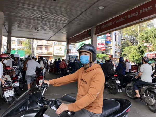 Trước giờ điều chỉnh giá, TP.HCM tái diễn cảnh xếp hàng chờ mua xăng từ sớm