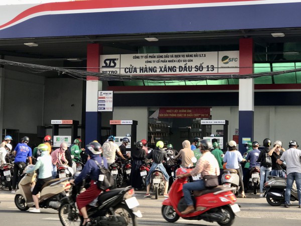 Trước giờ điều chỉnh giá, TP.HCM tái diễn cảnh xếp hàng chờ mua xăng từ sớm
