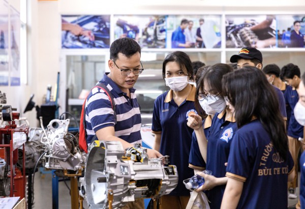 Khi trường đại học hướng nghiệp cho học sinh