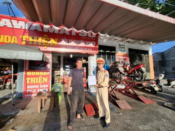 Đà Nẵng: Chủ tiệm sửa xe cam kết báo CSGT nếu ‘quái xế’ đến độ xe